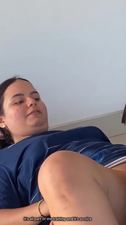 Güzel koca götlü bir MILF, kocası yokken antrenörünü kocaman sikiyle dar amcığıyla sikiyor | Clip 1