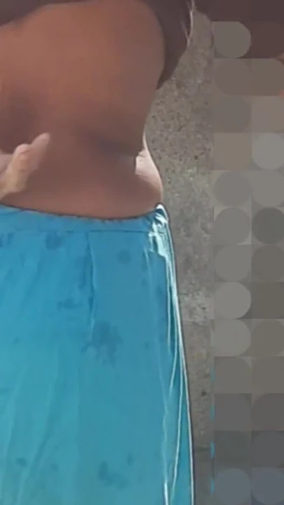 Обязательный для обмена момент из "Моя сводная сестра купается в открытом дворе за пределами дома, и моя невестка пришла"