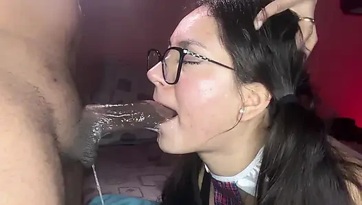 Nogaglola kız öğrenci gırtlağına kadar alıyor hd (tonlarca tükürük)