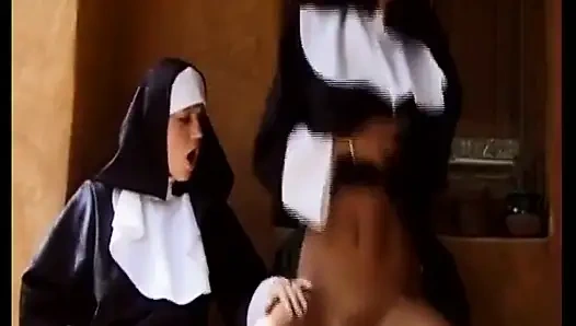 Doğal saçlı Alman orta yaşlı seksi kadın ffm fetişi üçlü grup sekste sikiliyor