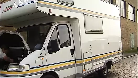 chubby MİLF yayılır bacaklar ve onu ıslak KEDİ damlar ile şehvet