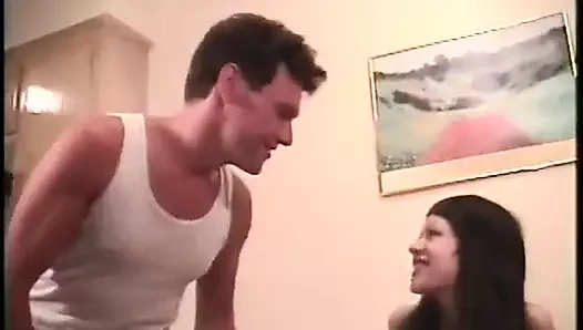 Beyaz adam Asyalı sürtük'un tıraşlı amını sikiyor ve sonra yüzüne boşaltıyor