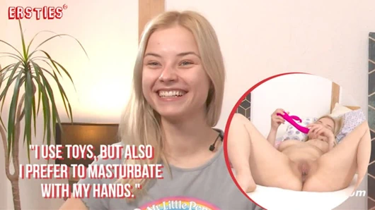 Ersties - sıcak sarışın inmek için bir oyuncak kullanır