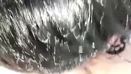 Sıska kız bana harika bir sakso çekiyor ve büyük dölümü yutuyor