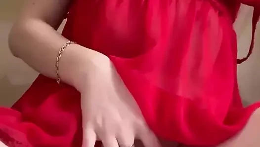 Kırmızı sabahlıklı bir sürtük film izleyerek tahrik oldu ve göğüsleri ve göt tıkacıyla oynuyor