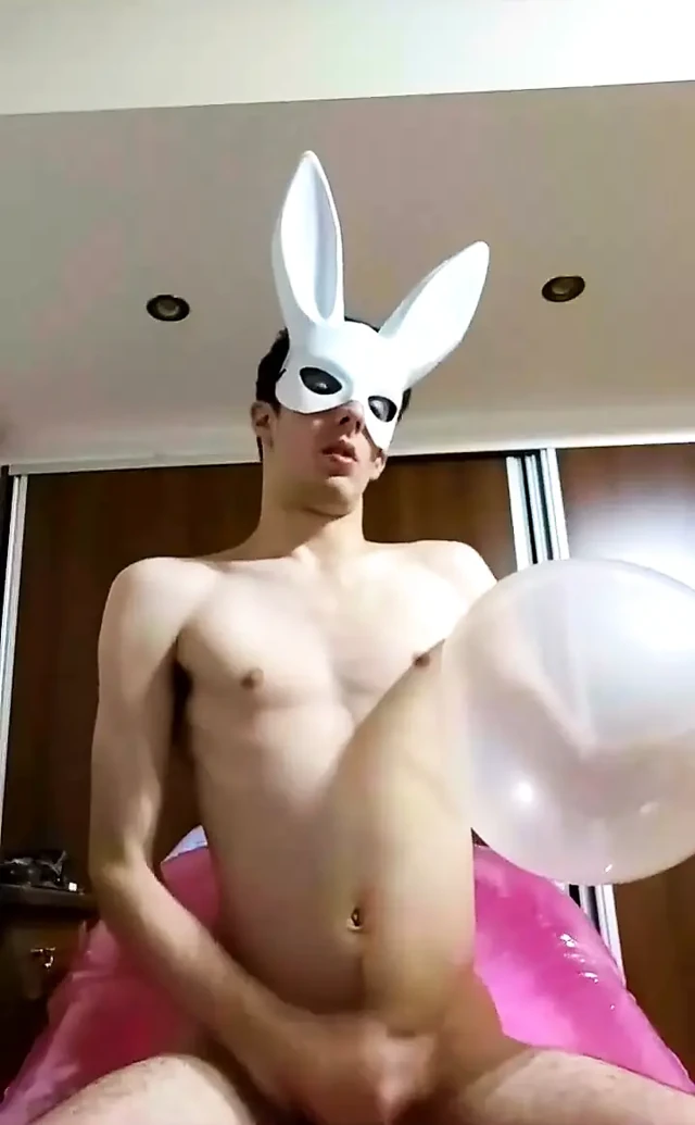 Bunny looner yayında mastürbasyon yaparken şişme pembe sandalyesini ve büyük net bir balonu patlatıyor