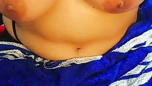 Buz göğüslerini ovuyor