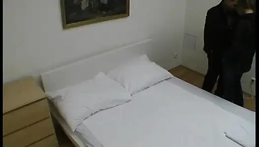 Yaşlı ve genç amcık yarakla sikişiyor