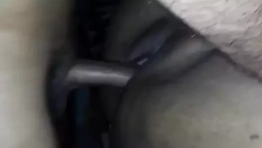 Hintli ev hanımı kocası ve arkadaşıyla üçlü seks yapıyor