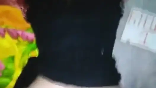 Kız arkadaşım yatakta dörtlü elbiseli