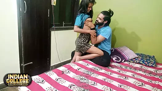 Sulu 18 yaşındaki sıska desi kız arkadaş Hintli adam tarafından sikiliyor