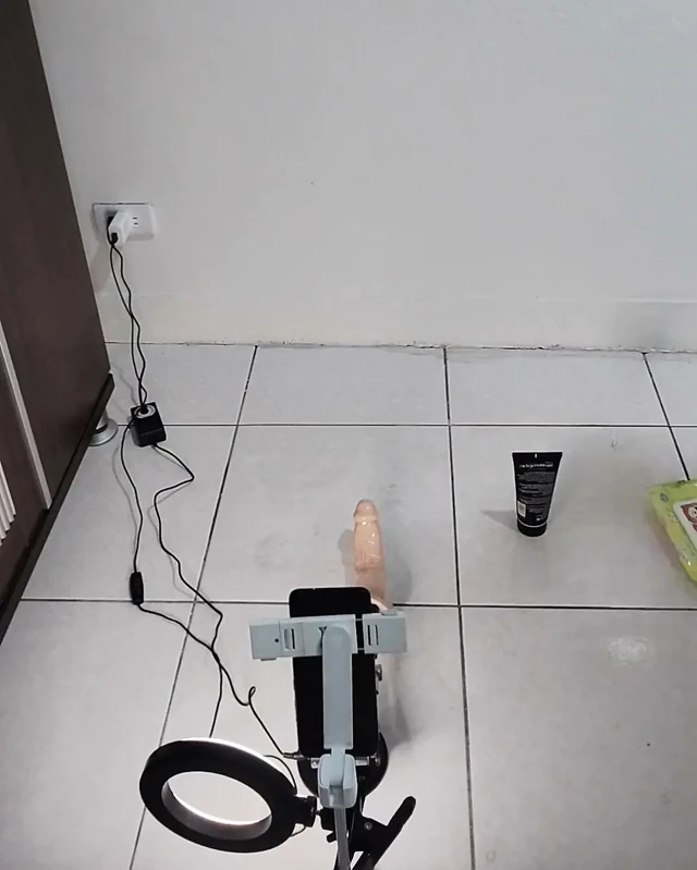 Silahlı Tayvanlı crossdresser el boşalması olmadan anal seks