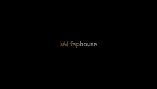Fake taxi - muhteşem sarışın taksicinin zevki ve meme sikişleri için fit vücudunu sunuyor