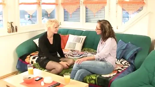 Döle aç olgun ev hanımı hayatının en azgın sikişini yapıyor