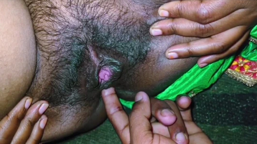 Green Saree wali desi bhabhi ko devar ne ghori bana ke chut chudai kiya.indian aunty ko boyfriend doggy style me pel diya.hindi