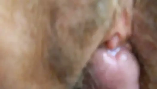 onun şişmiş klitoris üzerinde Cum