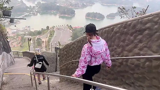 Büyük yaraklı adam klonu ve kız arkadaşıyla dörtlü seks yapıyor