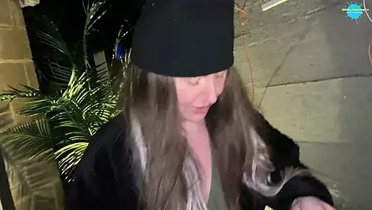 Sokak kızı kendini bir ağaç testeresiyle becermek için aşağılandı!!