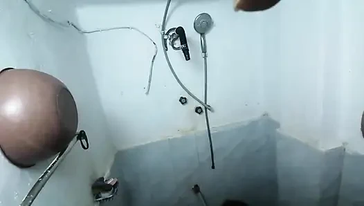 Hintli gerçek üvey anne kocası işteyken kızarmak istiyor