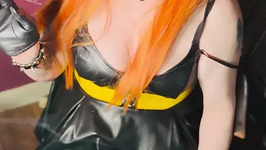 Kızıl saçlı Tina Snua deri elbise ve eldiven giyerek aynı anda 2 sigara içiyor