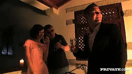 Ava Courcelles sadece genç koca sikli erkeklerle sikişen sallanan bir genç erkek avcısı