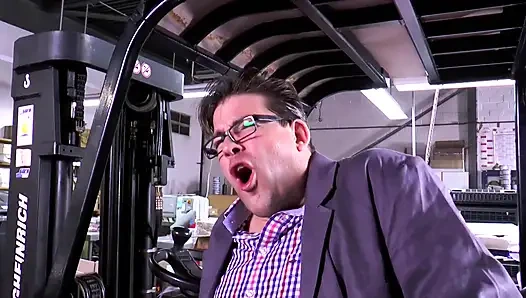 Office Orta Yaşlı Seksi Kadınlar Vahşi Çifte Penetrasyon Eylemi Için Baştan Çıkarıyor