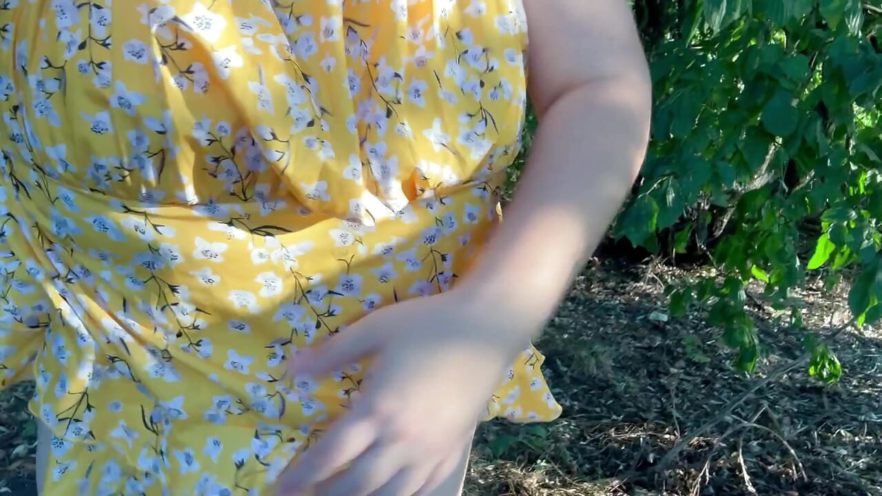 Hamile orta yaşlı seksi kadın Milky Mari yakın çekimde açık havada emziren göğüslerini ve kıllı amcığını gösteriyor