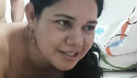 Kız arkadaşım itaatkar bir fahişe, anal seks, derin gırtlak, fışkırtma ve beyaz iç çamaşırlı ve amatör yüze boşalmayı seviyor