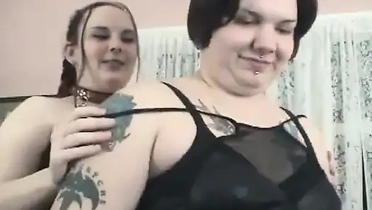 Madalyn tombul sürtük Christina'yla sikişiyor
