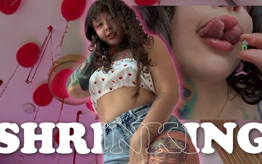 Üniversiteli güzel kızın garip bir fantezisi var. Küçülme fetişi.