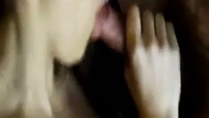 Grosse pute qui suce deux bites