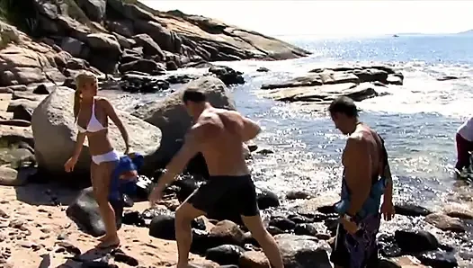 Sarışın edepsiz sürtük plajda 3 turist tarafından sert sikiliyor
