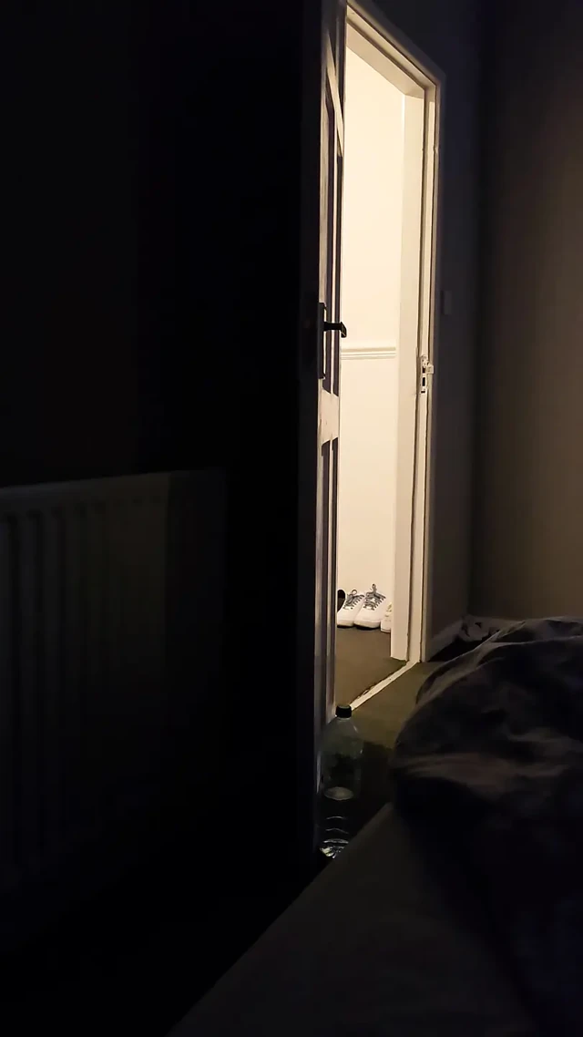Üvey anne üvey oğlunun odadan elle muamele çekmeden çıkmasına izin ediyor