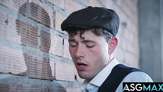 Asgmax - kaslı sporcu mafyada büyük yarak alıyor ve sikiş ayini yapıyor