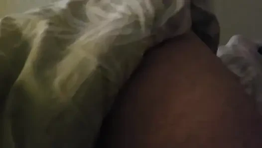 Seksi ve ateşli üvey anne yatmadan önce üvey oğluna mükemmel bir elle muamele çekiyor