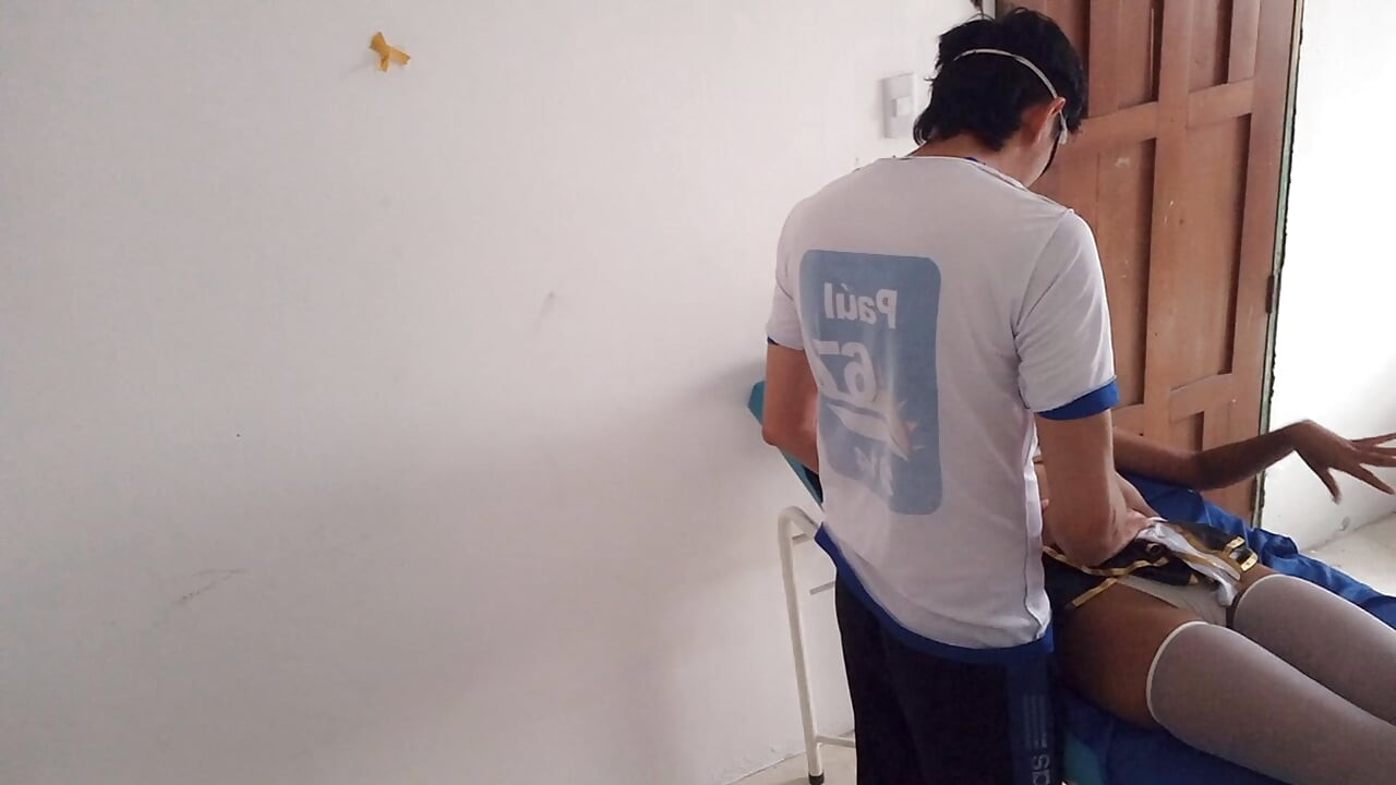 Masör yeni ecclesiastical dininin papazını çok ıslatıyor.