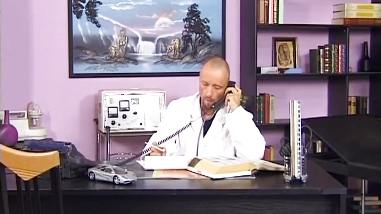 Azgın olgun hemşire doktor hastasını derinden boşaltıyor