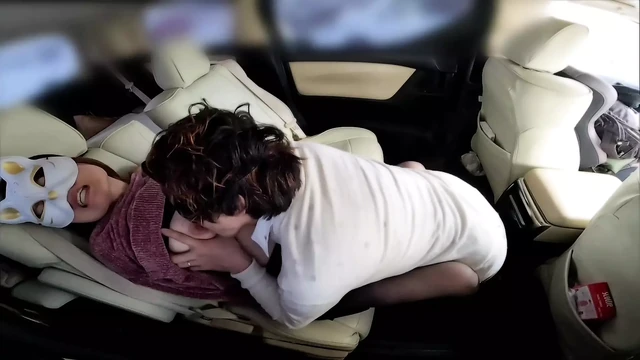 Я взял мою неверную жену в машину, сломал колготки рядом с машиной моего мужа и занялся сексом в машине