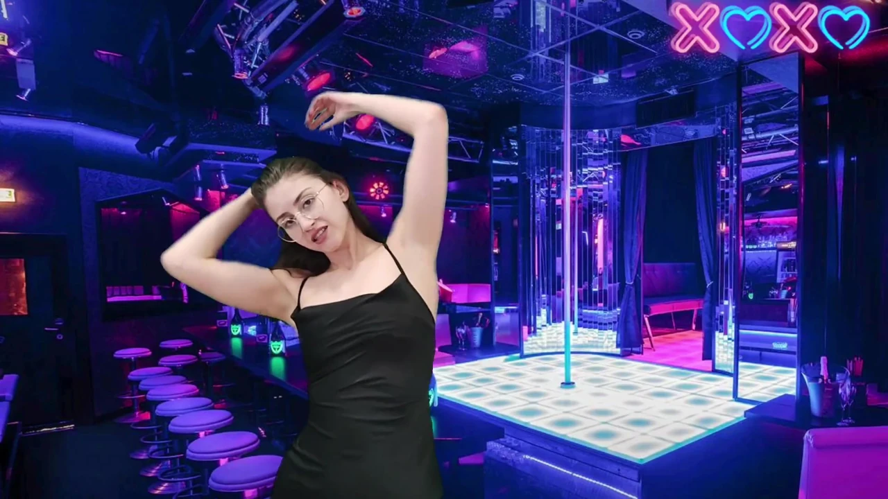 SENSUAL STRIPPER GIVES BLOWJOB