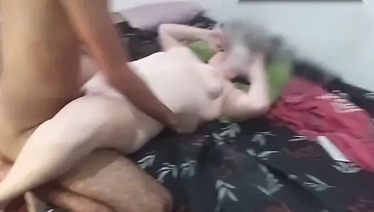 Aldatılan kocayı canavar yarakla oral seks yaparken izlemeye başlıyor