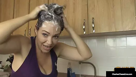 Busty adım anne charlee kovalamak darbeler koca duşta!