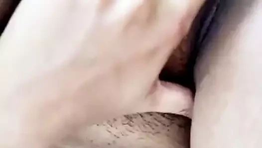 Hintli kız götünü gösteriyor