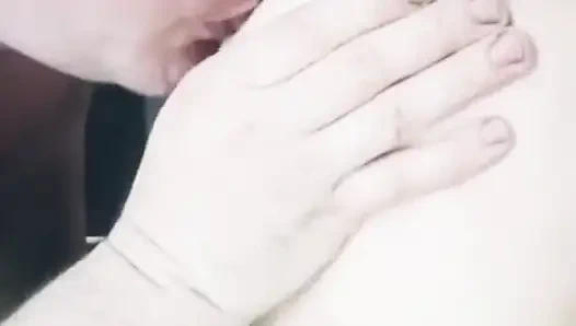 Göğüslerindeki krem şanti yala.