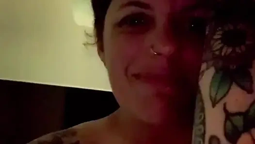 Gecenin ortasında mastürbasyon yapıyor ve çok sert boşalıyor