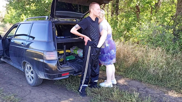 Parkta, komşumu amından domaltarak sikiyorum, sonra ağzına ve bir dakikada iki kez boşalıyorum