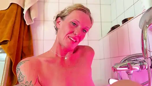 Sarışın orta yaşlı seksi kadın, ateşli latin ve yaşlı adamla üçlü yumruk sokma