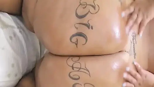 Büyük yağlı popoya yağ sürmek