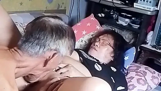 Birçok kez fışkırtıyor ve sikimden ve tounge'dan aldığı tatmini iyi hissediyor