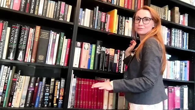 Masum kütüphaneci başınızı siktiriyor ve size sakso çekiyor