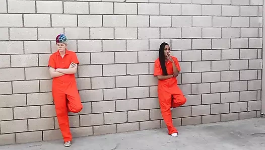 Kavga eden hapishane kızları lezbiyen gardiyanlar tarafından seks yapmaktan tutuklandı